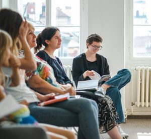 Eine Gruppe von Menschen sitzt im Seminarraum.