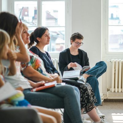 Eine Gruppe von Menschen sitzt im Seminarraum.
