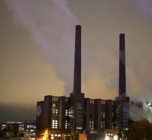 Blick auf das VW-Werk in Wolfsburg bei Nacht