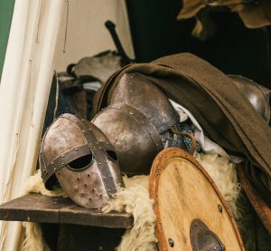 eine mittelalterliche Rüstung mit Helm und Schild