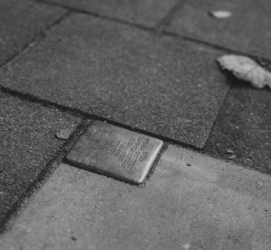 ein Stolperstein als Symbol des Gedenkens
