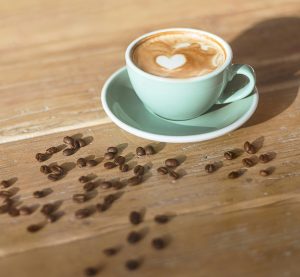 eine Kaffeetasse mit Kaffeebohnen