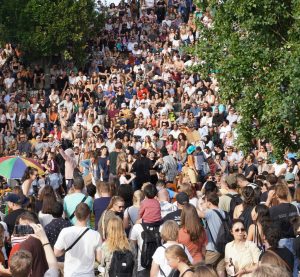 Blick auf eine Menschenmenge