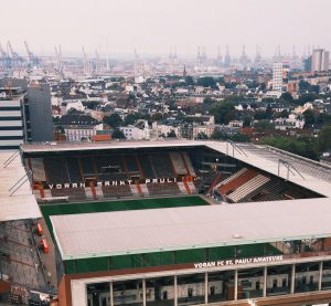 Blick auf das Millerntorstadion im Hamburger Stadtteil St. Pauli