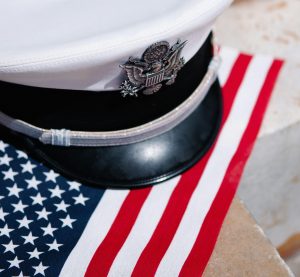 Offiziersmütze und US-Flagge