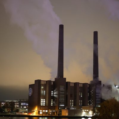 Blick auf das VW-Werk in Wolfsburg bei Nacht