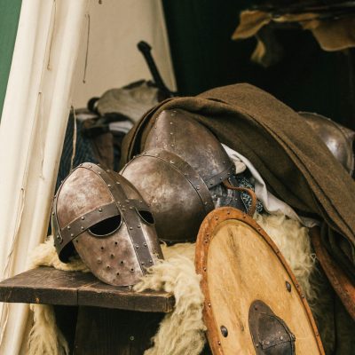 eine mittelalterliche Rüstung mit Helm und Schild