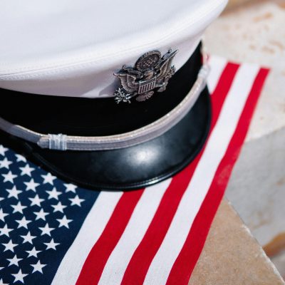 Offiziersmütze und US-Flagge