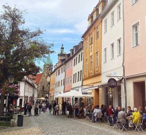Blick in eine Fußgängerzone in der Naumburger Altstadt