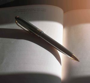 Aufgeschlagenes Buch und ein Kugelschreiber