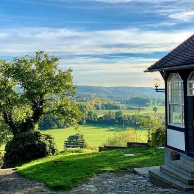 Blick auf die Villa und die Bank in Sonneck