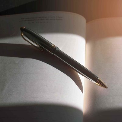 Aufgeschlagenes Buch und ein Kugelschreiber