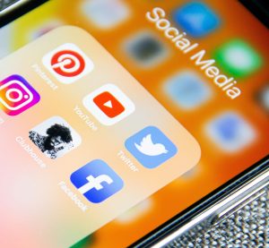 Smartphone mit Social Media Plattformen auf dem Bildschirm