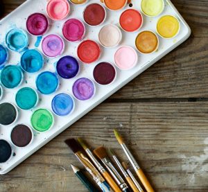eine Farbpalette und Pinsel