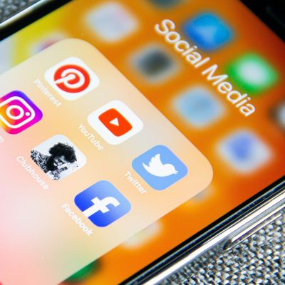 Smartphone mit Social Media Plattformen auf dem Bildschirm