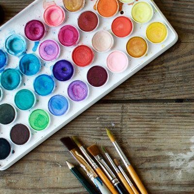 eine Farbpalette und Pinsel