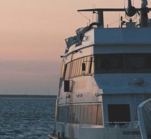 ein Schiff liegt im Hafen von Nordstrand