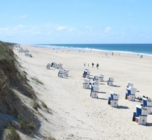 Blick auf einen Strand auf Sylt mit Strandkörben