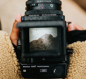 Blick durch den Sucher einer Mamiya-Analogkamera