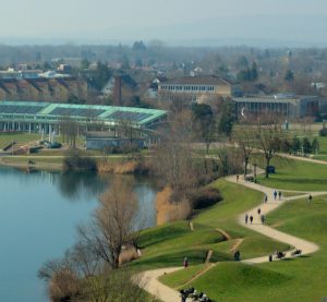 Blick auf Freiburg und seine grünen Wiesen in der Stadt