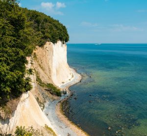 Blick auf die Rügener Kreidefelsen und die Ostsee