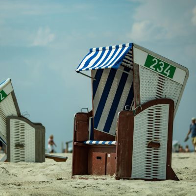 Strandkörbe am Meer