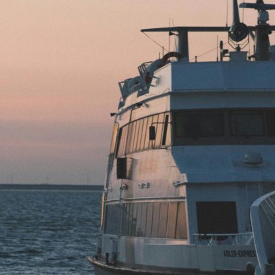 ein Schiff liegt im Hafen von Nordstrand