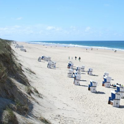 Blick auf einen Strand auf Sylt mit Strandkörben