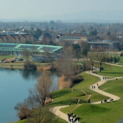 Blick auf Freiburg und seine grünen Wiesen in der Stadt