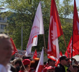 Demonstration am 1. Mai mit Flaggen von Gewerkschaften