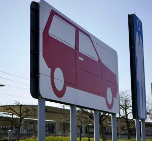 Schilder am Wolfsburger Bahnhof