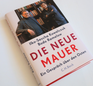 Blick auf das Buch von Ilko Sascha Kowalczuk und Bodo Ramelow "Die neue Mauer".