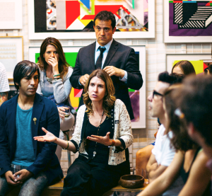 eine diskutierende Menschengruppe