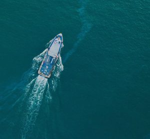 ein Schiff in mitten des Meeres