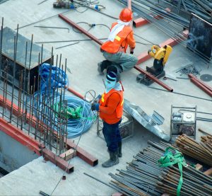 Blick auf eine Baustelle mit zwei arbeitenden Personen
