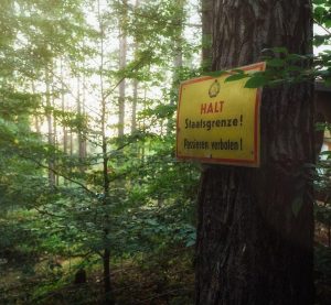 ein Grenzschild im Wald