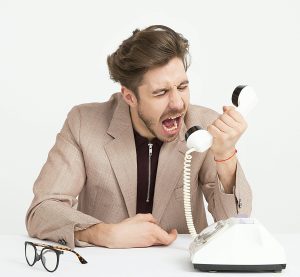 eine Person schreit in ein Telefon