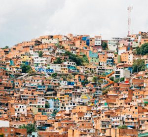 Blick auf ein Viertel von Medellín mit zahlreichen Bauten am Hang eines Berges