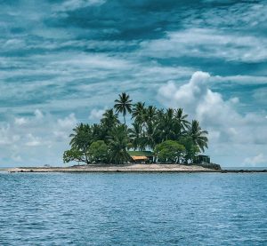 Eine Insel mit Palmen mitten im Meer