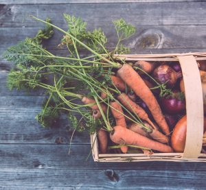 ein Korb voller Gemüse