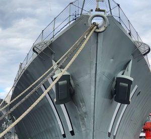 ein Marineschiff im Kieler Hafen