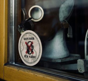 eine Schaufensterscheibe mit Sticker "Kein Bier für Nazis"