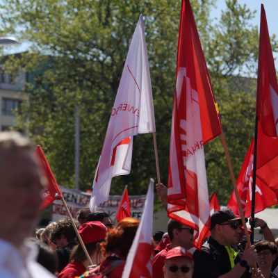 Demonstration am 1. Mai mit Flaggen von Gewerkschaften