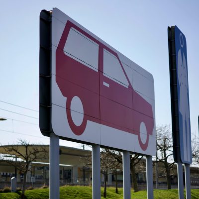 Schilder am Wolfsburger Bahnhof