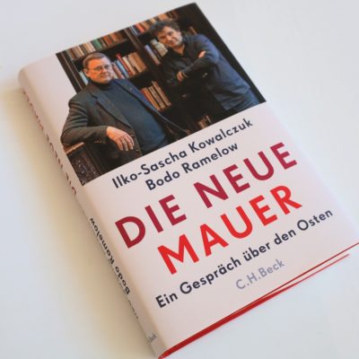 Blick auf das Buch von Ilko Sascha Kowalczuk und Bodo Ramelow "Die neue Mauer".