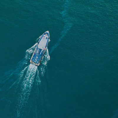 ein Schiff in mitten des Meeres