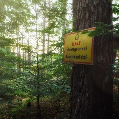 ein Grenzschild im Wald