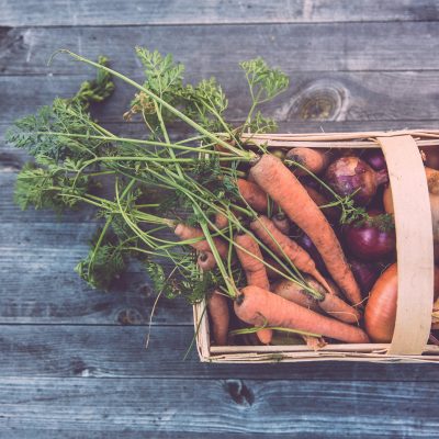 ein Korb voller Gemüse