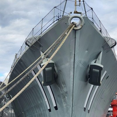 ein Marineschiff im Kieler Hafen