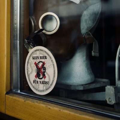 eine Schaufensterscheibe mit Sticker "Kein Bier für Nazis"